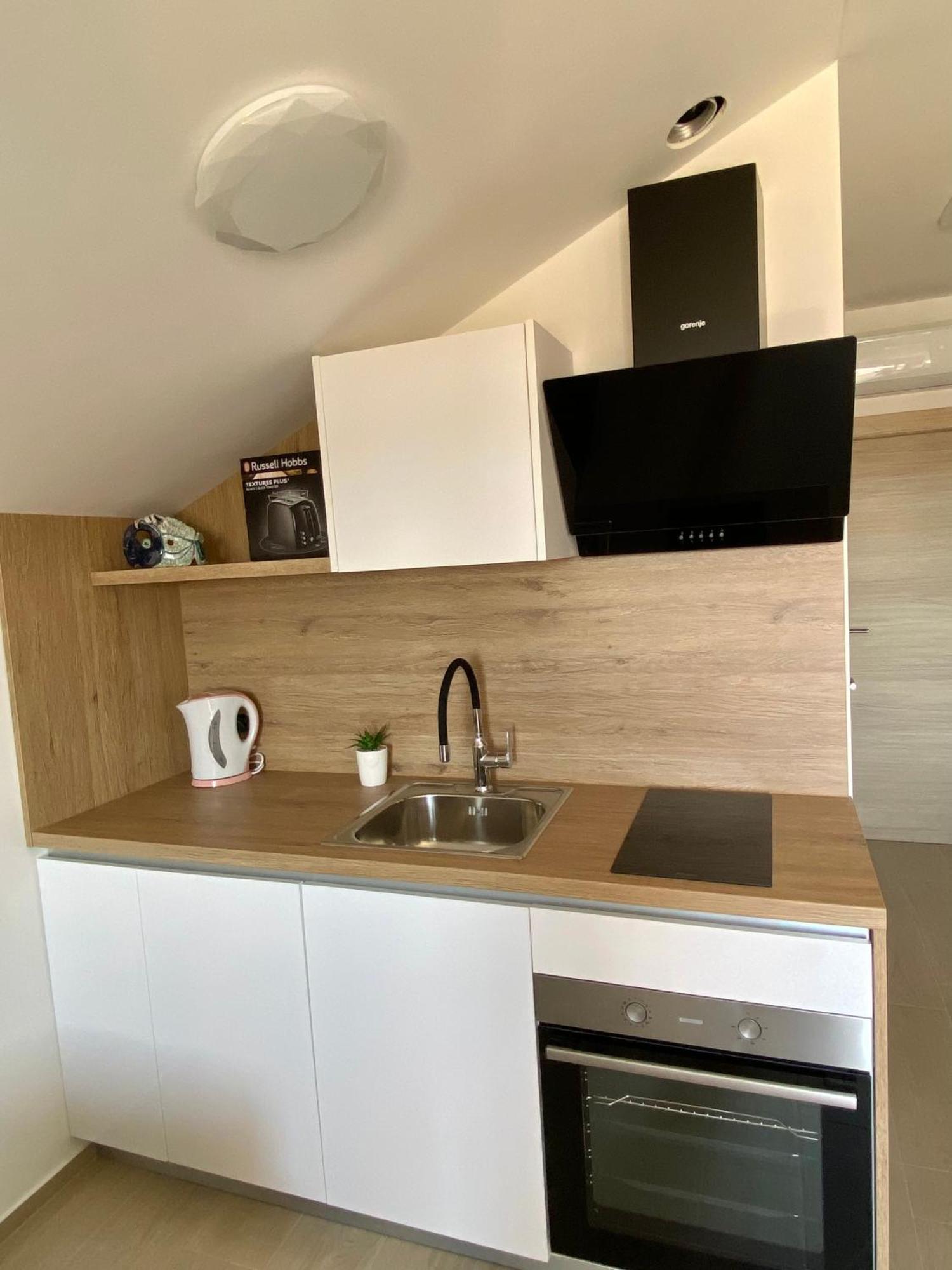 Theros Apartament