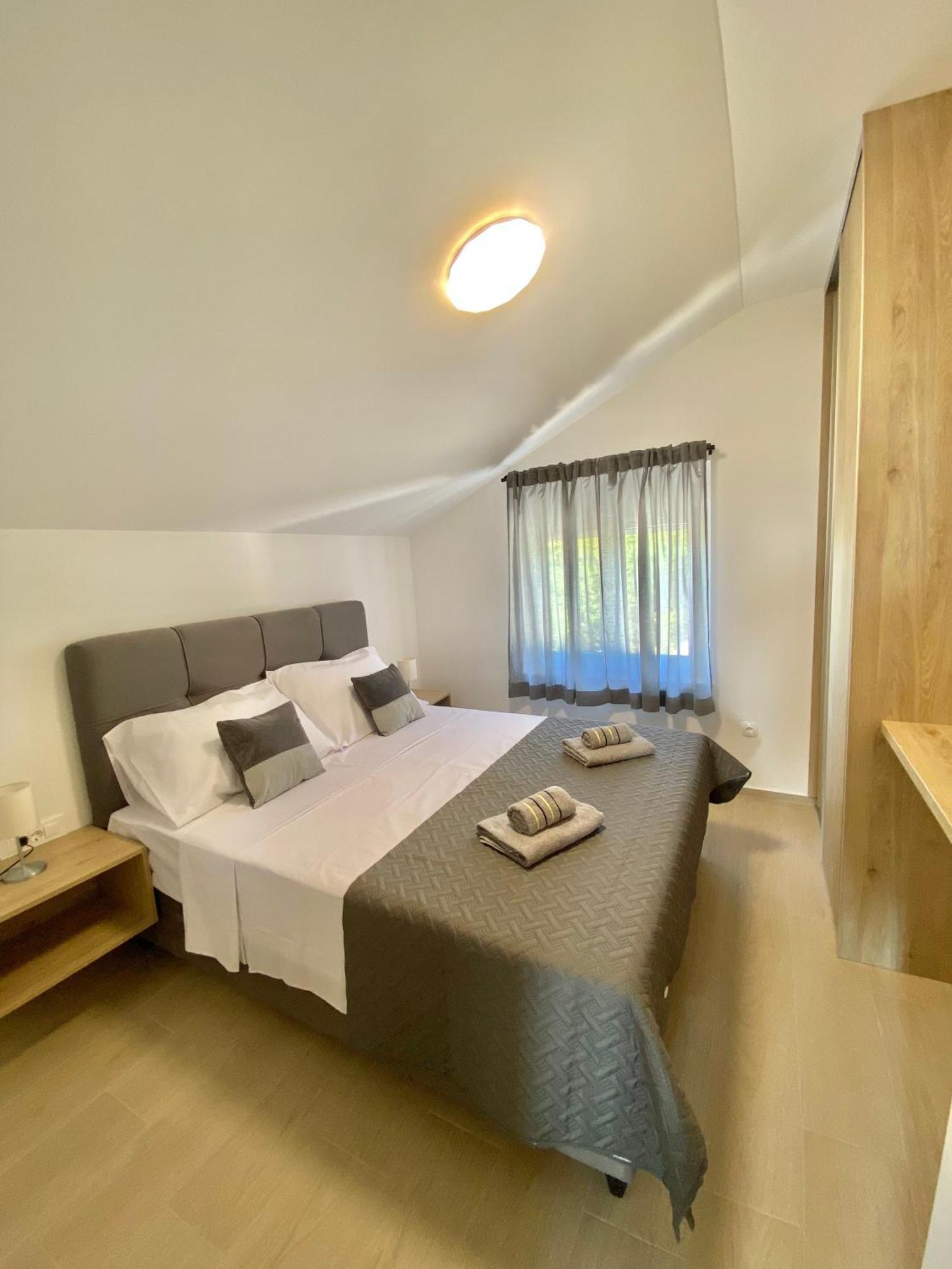 Theros Apartament *